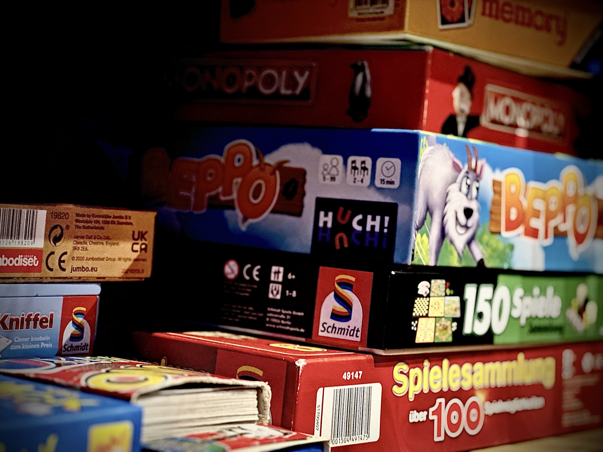 Spielebar mit Brettspielen und Karten