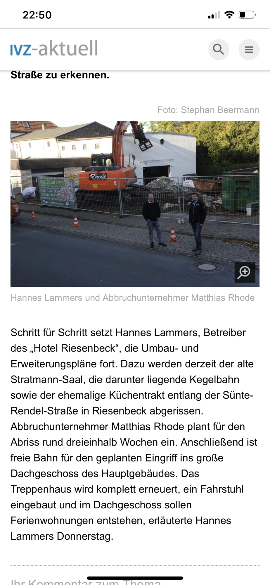 Abrissfoto mit Bagger, Hannes Lammers & Matthias Rhode vor der Baustelle