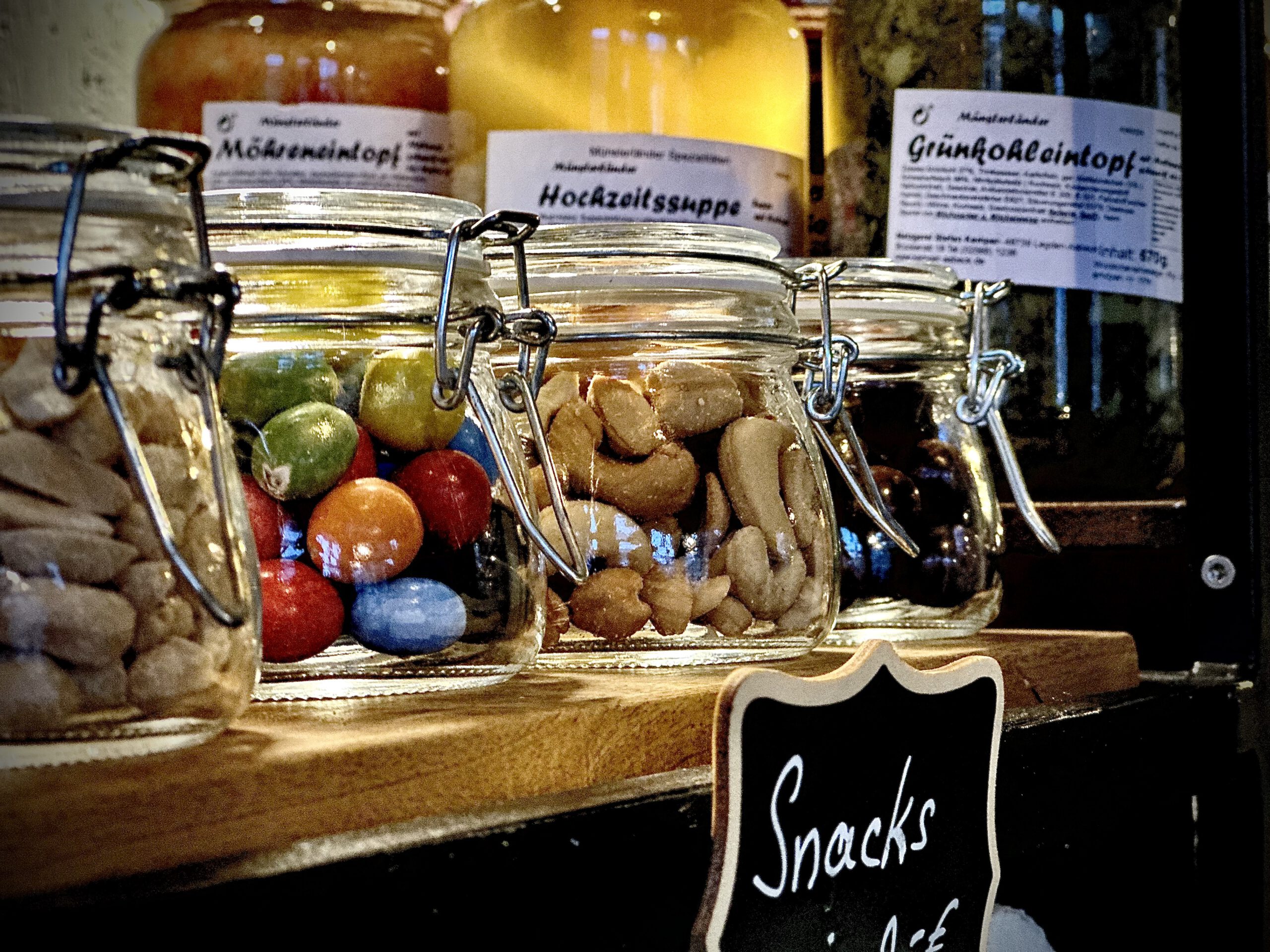 24-Stunden-Wohnzimmer mit Barsituation