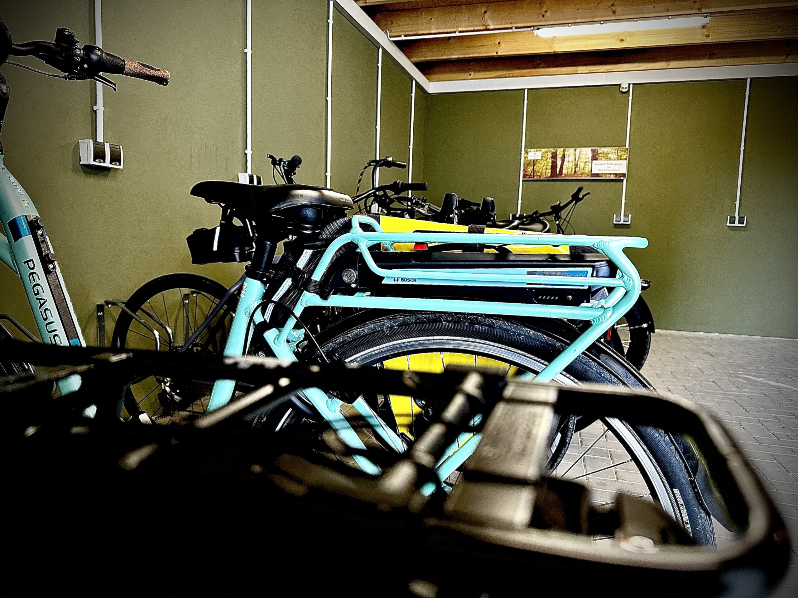 Abschließbare Fahrradgarage mit Stellplätzen und Ladepunkten