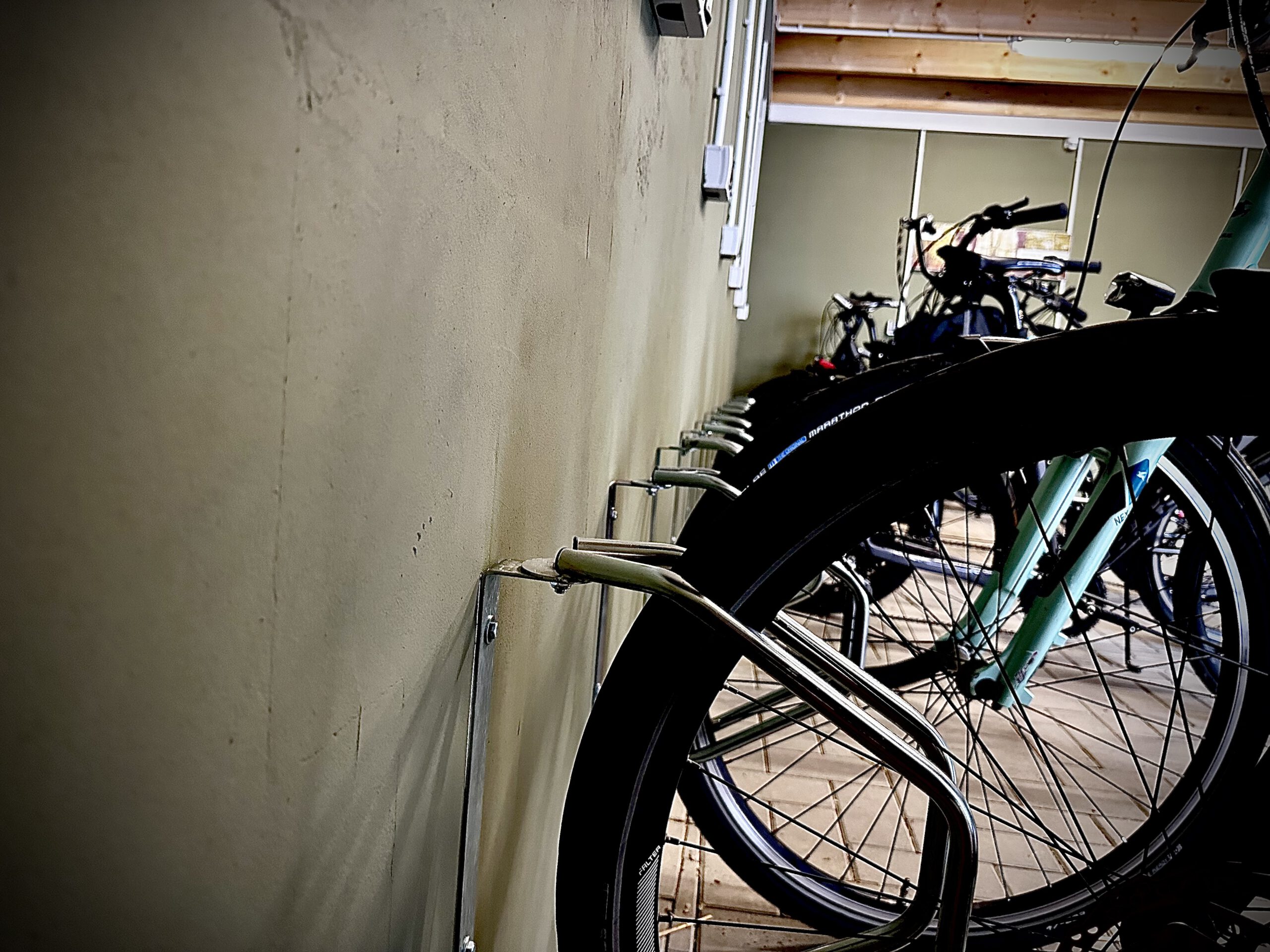 DIY-Werkstattbereich mit Werkzeugwand im Privathotel Riesenbeck