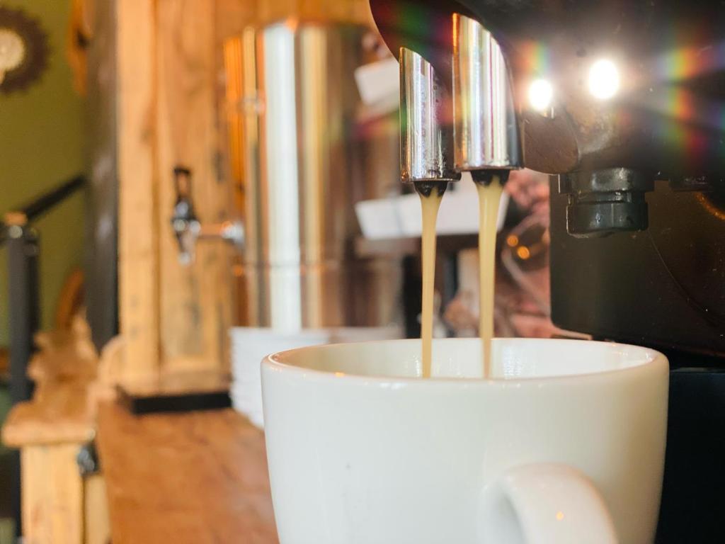 Kaffeebar mit Maschine und Tassen