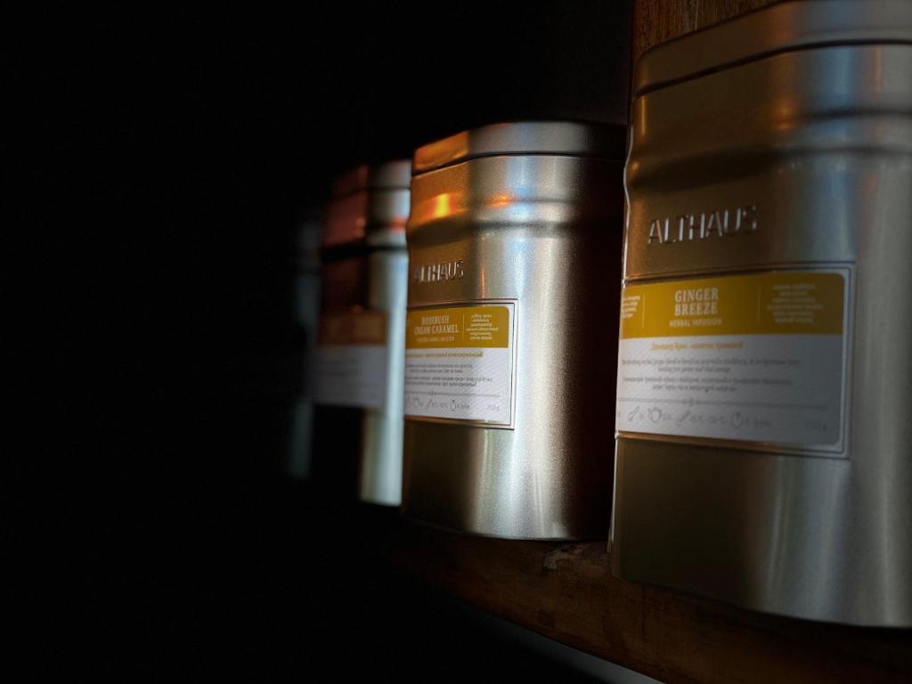 Teeauswahl und Zubehör an der Kaffeestation