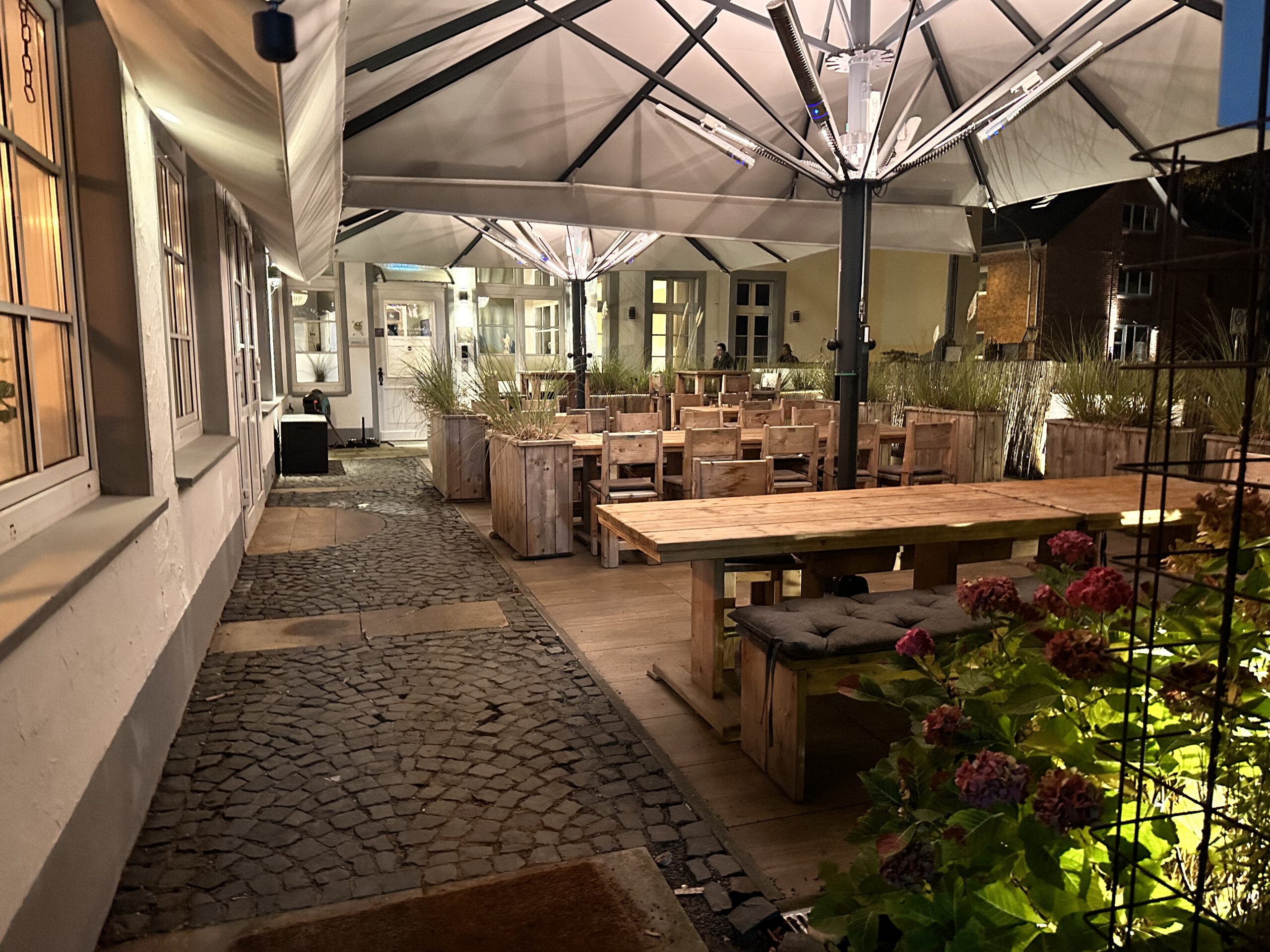 Terrasse mit Gästegrill – abendliche Stimmung