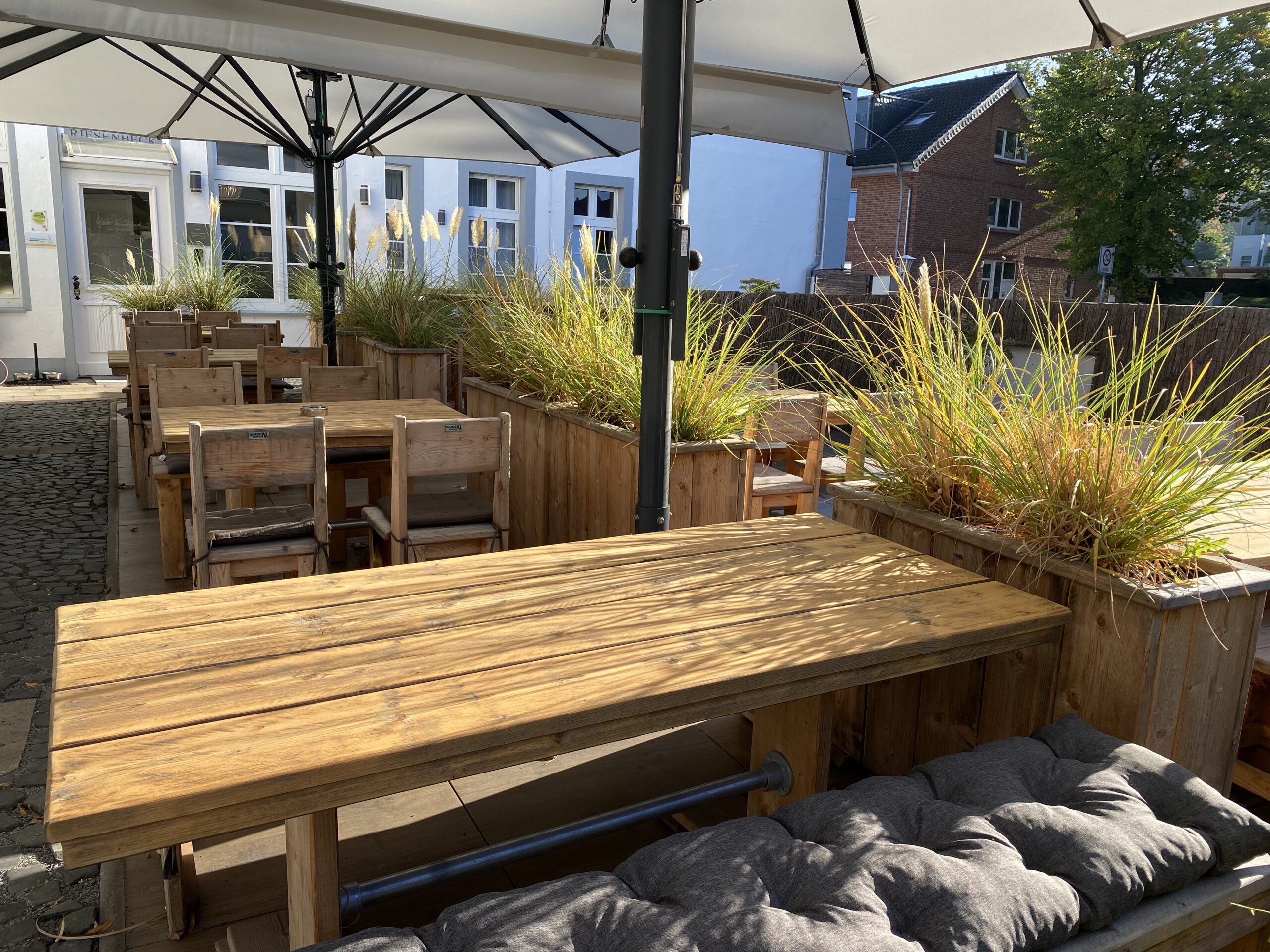 Überdachte Terrasse – Sitzbereich und Grill