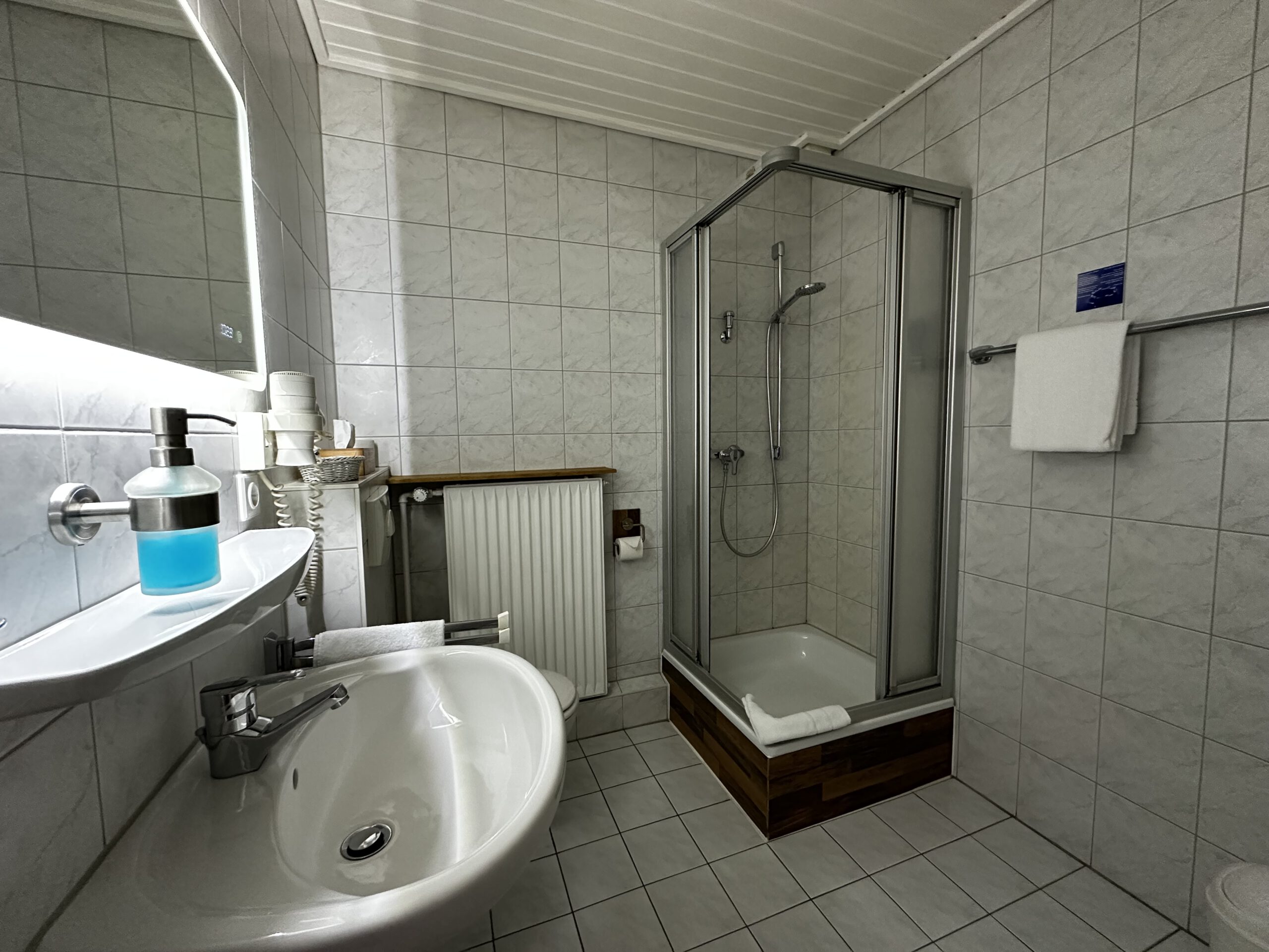 Einzelzimmer Economy – Bett und Fenster