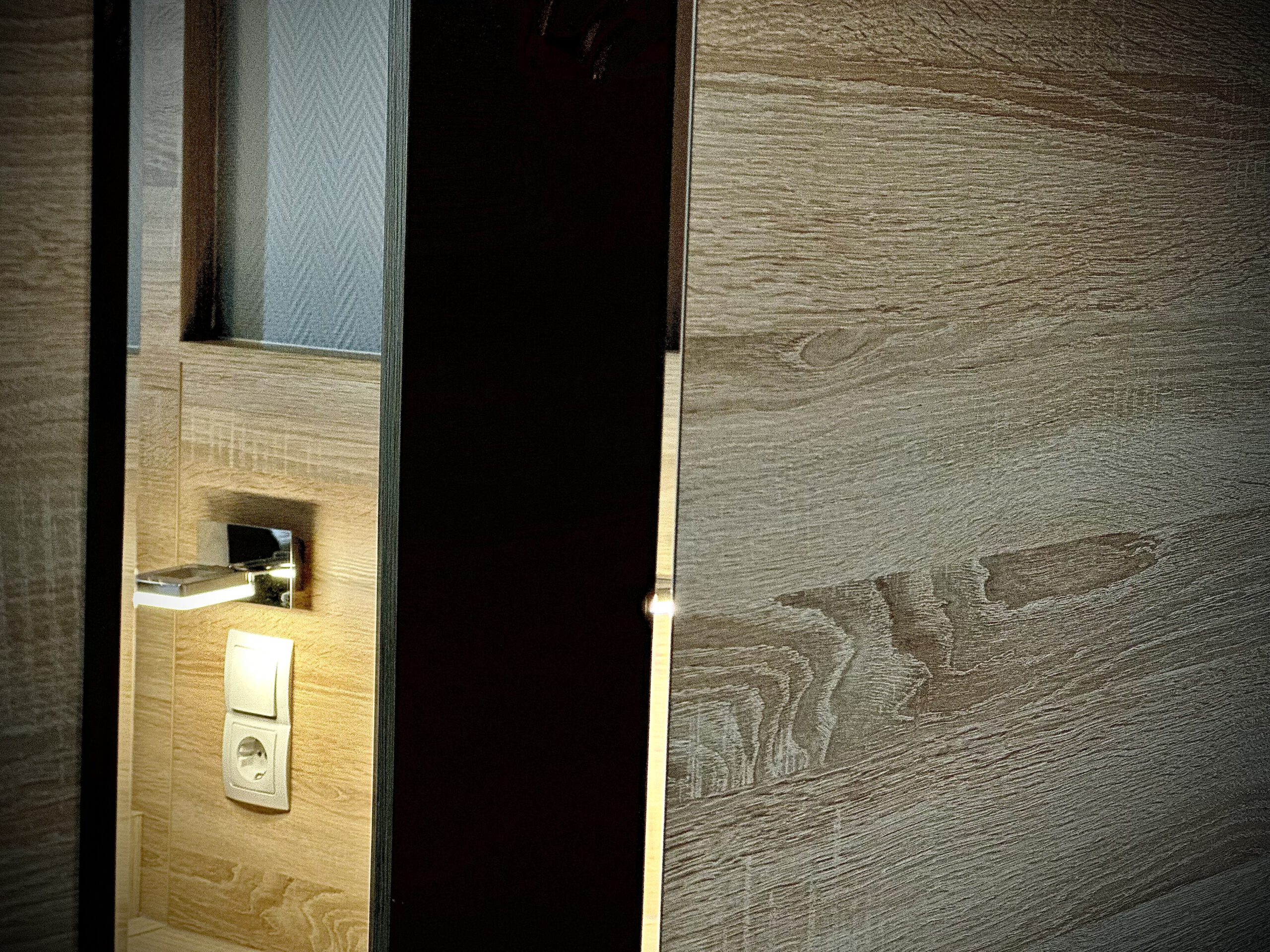 Komfort Doppelzimmer – Bett und Stauraum