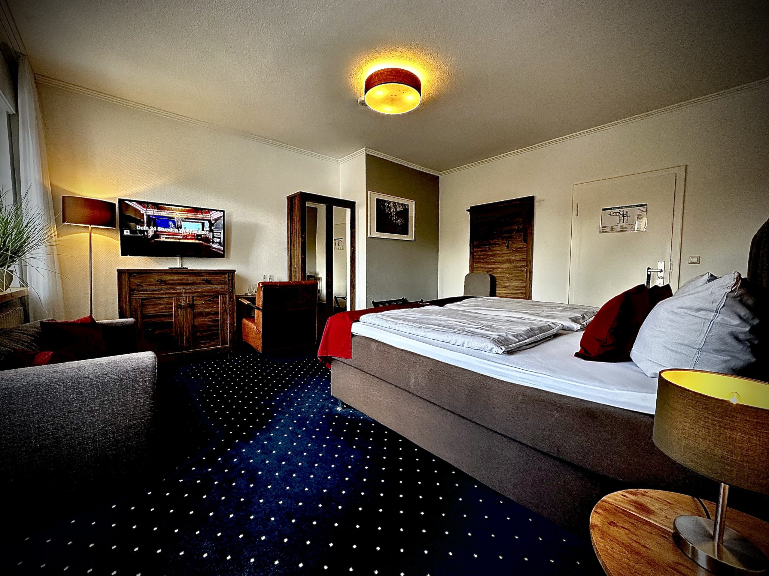 Komfort Doppelzimmer mit Balkon – Bett und Zugang